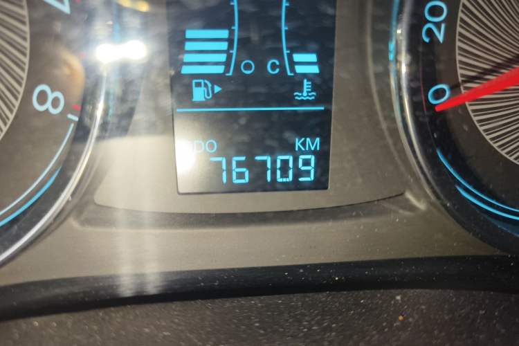 Used Chevrolet Lova RV 2016 1.5L Automatic Comfort Edition Odometer Close Up