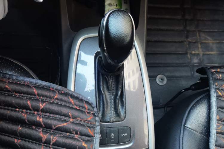 Used Chevrolet Lova RV 2016 1.5L Automatic Comfort Edition Gear Lever