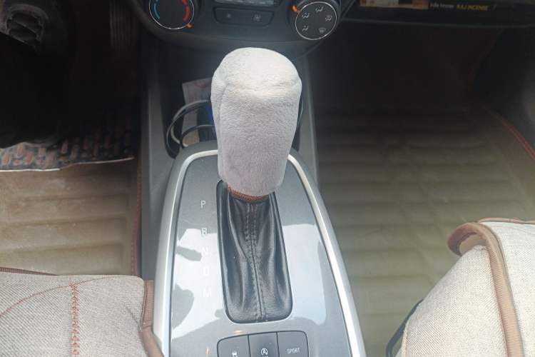 Used Chevrolet Lova RV 2016 1.5L Automatic Comfort Edition Gear Lever
