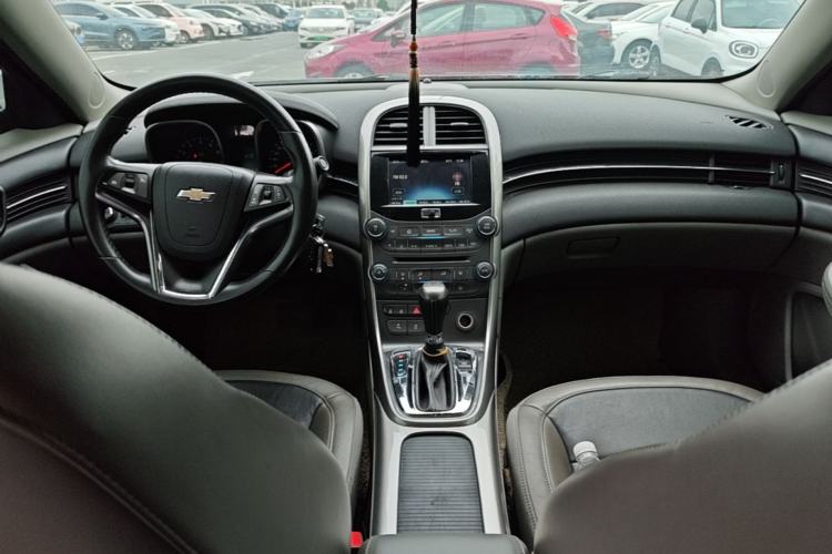 Used Chevrolet Malibu 2012 2.4L Automatic Luxury Edition Center Console