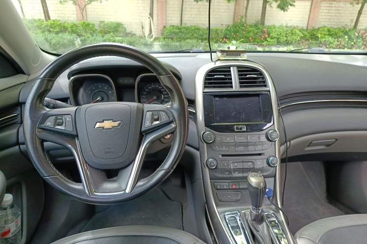 Used Chevrolet Malibu 2012 2.0L Automatic Luxury Edition Center Console
