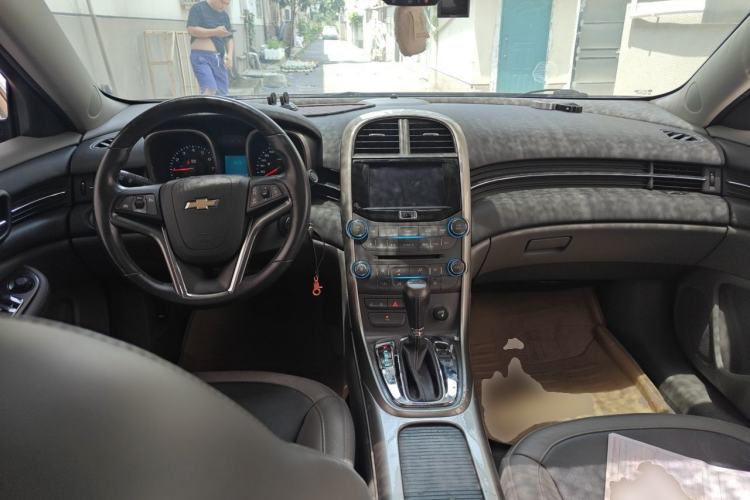 Used Chevrolet Malibu 2012 2.0L Automatic Luxury Edition Center Console