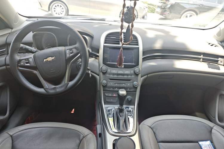 Used Chevrolet Malibu 2012 2.0L Automatic Luxury Edition Center Console