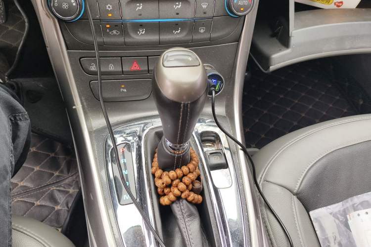 Used Chevrolet Malibu 2012 2.0L Automatic Luxury Edition Gear Lever