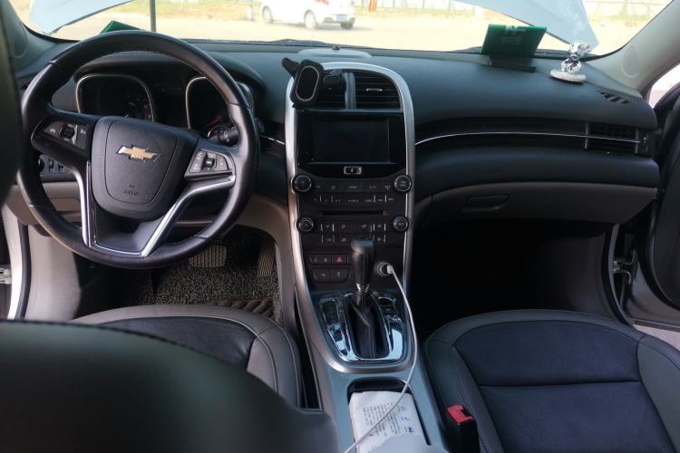 Used Chevrolet Malibu 2012 2.4L Automatic Luxury Edition Center Console