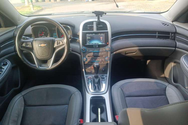 Used Chevrolet Malibu 2012 2.4L Automatic Luxury Edition Center Console