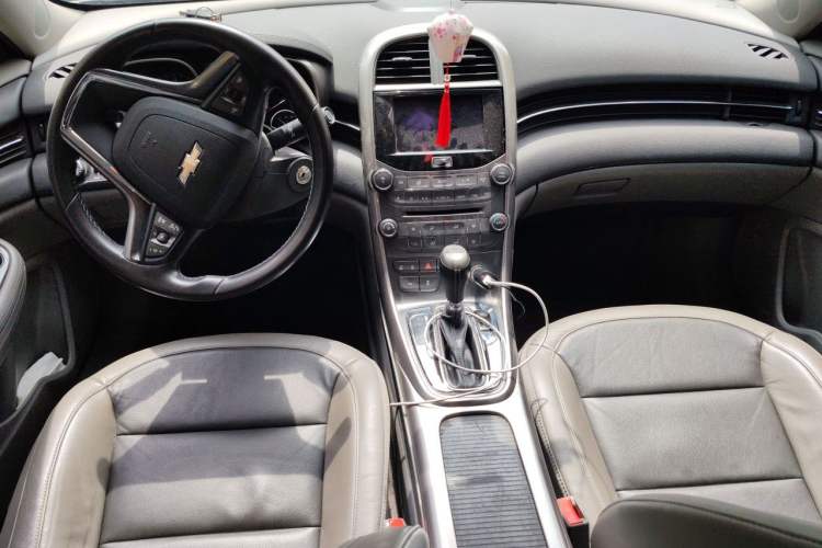 Used Chevrolet Malibu 2012 2.4L Automatic Luxury Edition Center Console