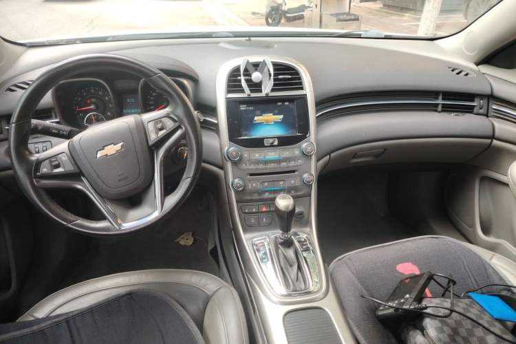 Used Chevrolet Malibu 2012 2.4L Automatic Luxury Edition Center Console