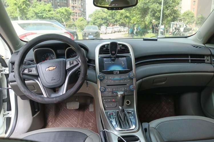 Used Chevrolet Malibu 2012 2.0L Automatic Luxury Edition Center Console