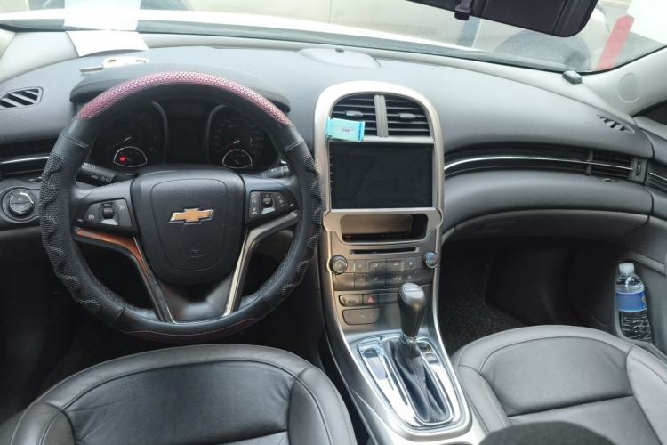 Used Chevrolet Malibu 2012 2.0L Automatic Luxury Edition Center Console