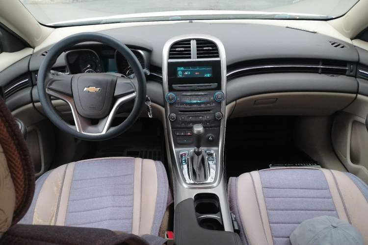 Used Chevrolet Malibu 2012 2.0L Automatic Comfort Edition Center Console