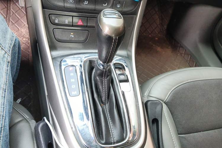 Used Chevrolet Malibu 2012 2.0L Automatic Luxury Edition Gear Lever