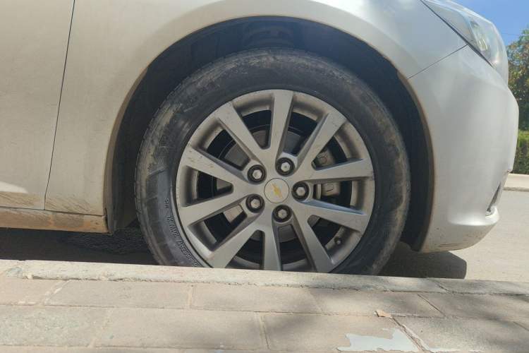 Used Chevrolet Malibu 2012 2.0L Automatic Luxury Edition Right Front Wheel Hub