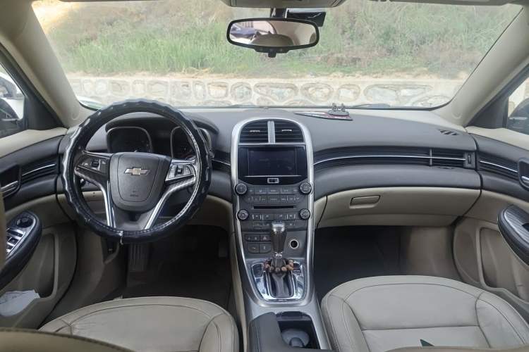 Used Chevrolet Malibu 2013 2.4L Automatic Luxury Edition Center Console