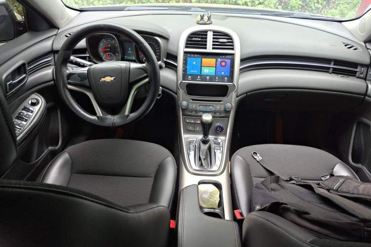 Used Chevrolet Malibu 2013 1.6T Automatic Comfort Edition Center Console