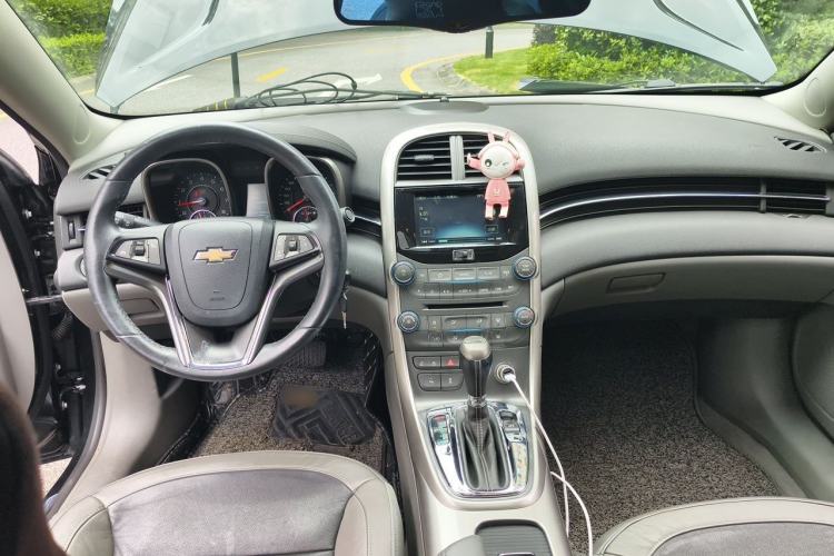 Used Chevrolet Malibu 2013 2.4L Automatic Luxury Edition Interior 2