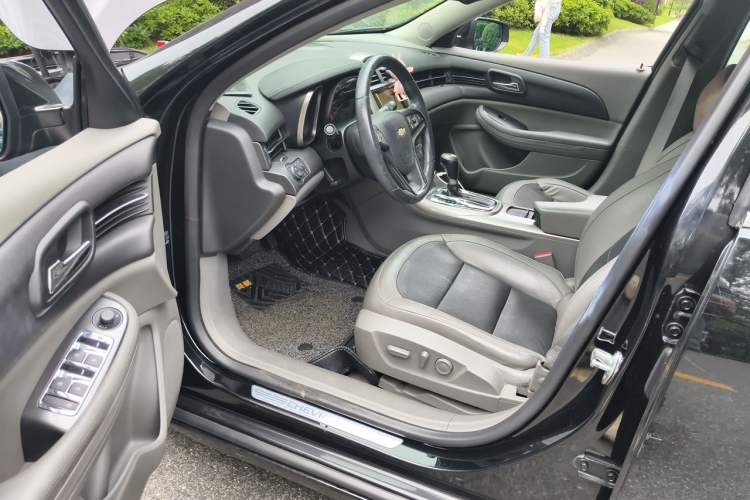 Used Chevrolet Malibu 2013 2.4L Automatic Luxury Edition Interior 3