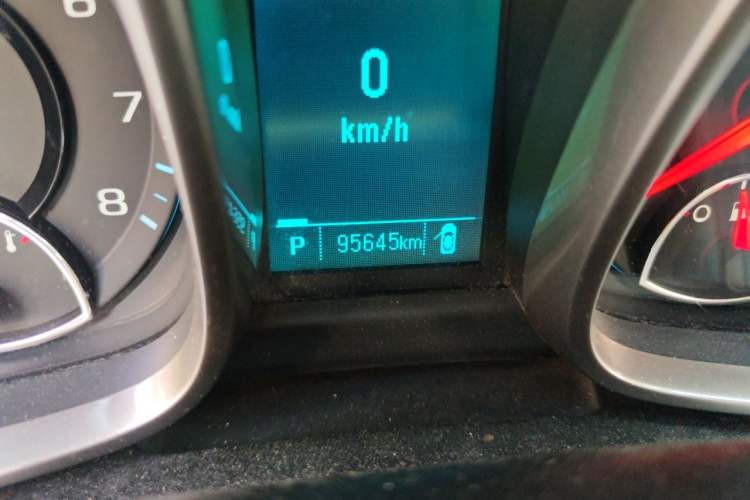 Used Chevrolet Malibu 2013 1.6T Automatic Comfort Edition Odometer Close Up