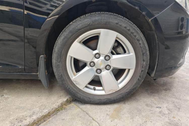 Used Chevrolet Malibu 2013 1.6T Automatic Comfort Edition Right Front Wheel Hub