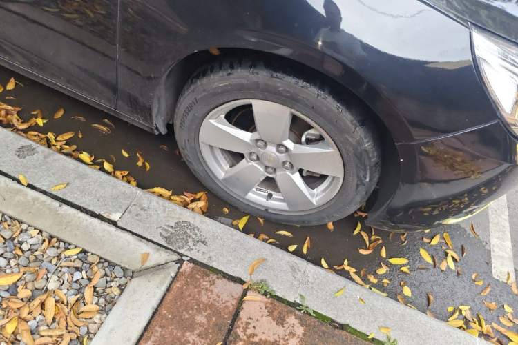Used Chevrolet Malibu 2013 1.6T Automatic Comfort Edition Right Front Wheel Hub