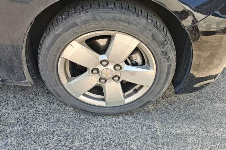 Used Chevrolet Malibu 2013 1.6T Automatic Comfort Edition Right Front Wheel Hub