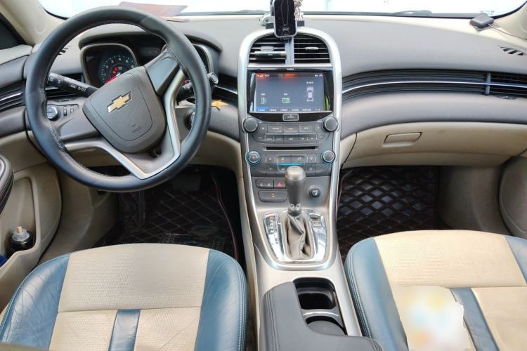 Used Chevrolet Malibu 2013 2.0L Automatic Comfort Edition Center Console