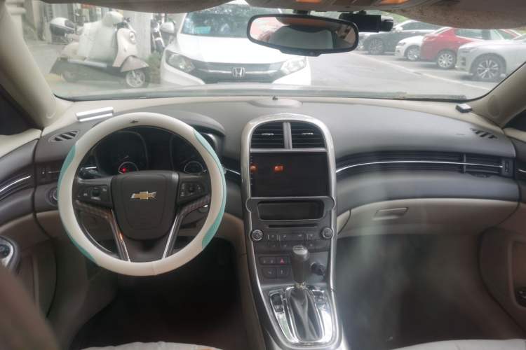 Used Chevrolet Malibu 2013 2.4L Automatic Luxury Edition Center Console