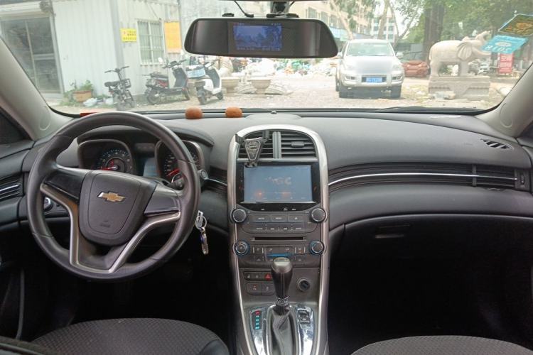 Used Chevrolet Malibu 2013 1.6T Automatic Comfort Edition Center Console