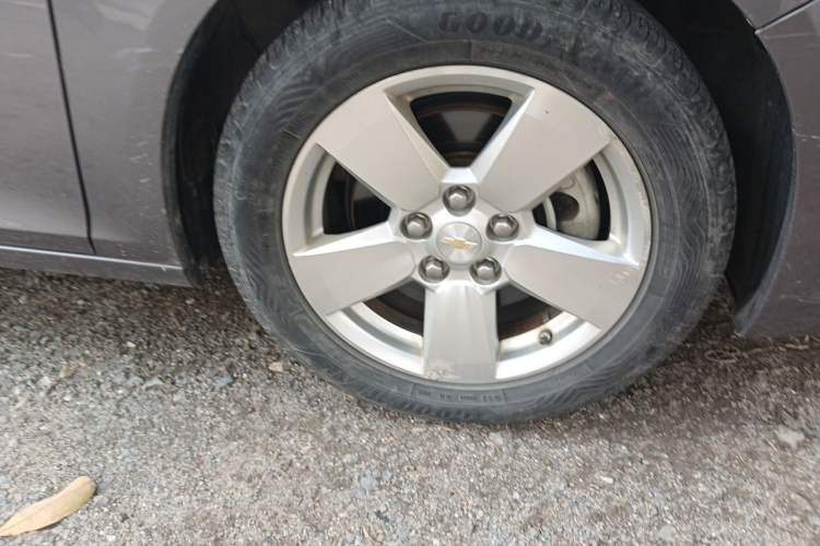 Used Chevrolet Malibu 2013 1.6T Automatic Comfort Edition Right Front Wheel Hub