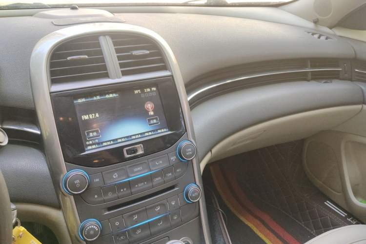 Used Chevrolet Malibu 2013 2.0L Automatic Luxury Edition Audio And AC Panel