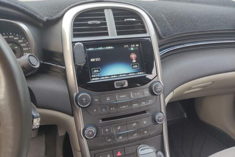 Used Chevrolet Malibu 2013 2.0L Automatic Luxury Edition Audio And AC Panel