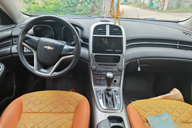 Used Chevrolet Malibu 2013 1.6T Automatic Comfort Edition Center Console