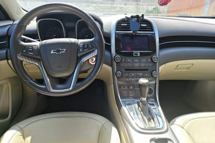 Used Chevrolet Malibu 2013 2.4L Automatic Luxury Edition Center Console