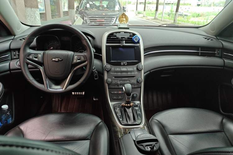 Used Chevrolet Malibu 2013 1.6T Automatic Luxury Edition Center Console