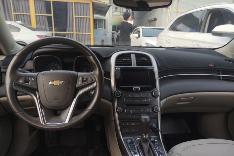 Used Chevrolet Malibu 2013 2.0L Automatic Luxury Edition Center Console