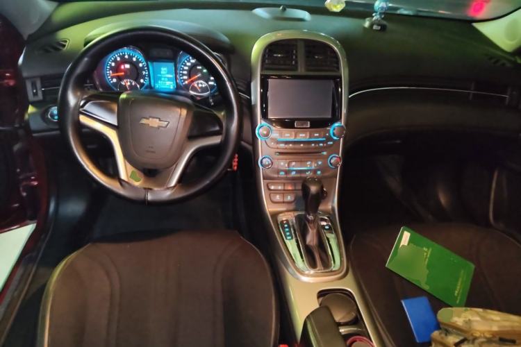 Used Chevrolet Malibu 2013 1.6T Automatic Comfort Edition Center Console