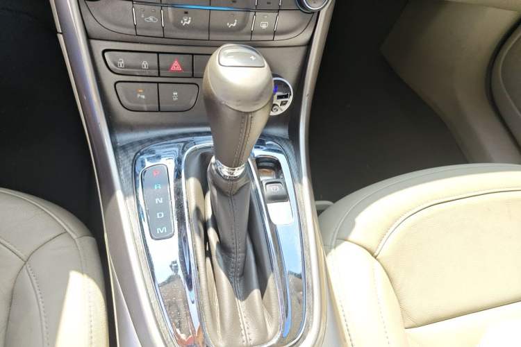 Used Chevrolet Malibu 2013 2.4L Automatic Luxury Edition Gear Lever