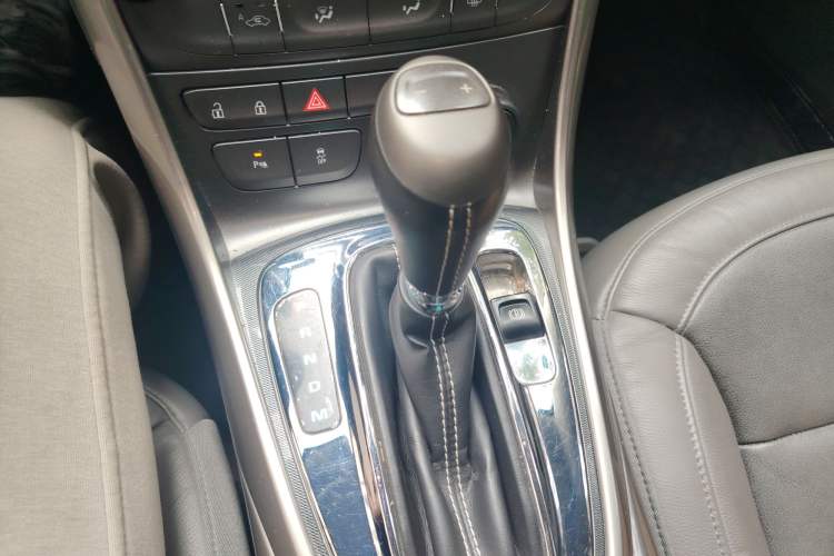 Used Chevrolet Malibu 2013 2.4L Automatic Luxury Edition Gear Lever
