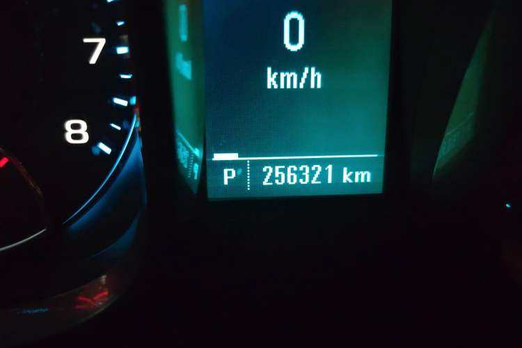 Used Chevrolet Malibu 2013 2.0L Automatic Luxury Edition Odometer Close Up