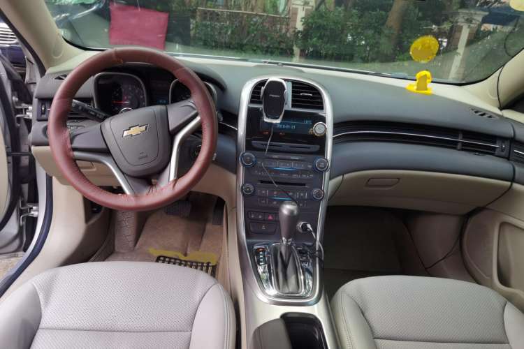 Used Chevrolet Malibu 2013 2.0L Automatic Comfort Edition Center Console