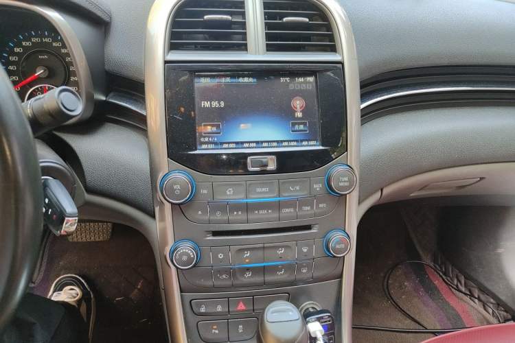 Used Chevrolet Malibu 2013 2.0L Automatic Luxury Edition Audio And AC Panel