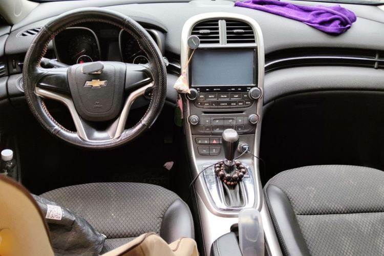 Used Chevrolet Malibu 2013 1.6T Automatic Comfort Edition Center Console