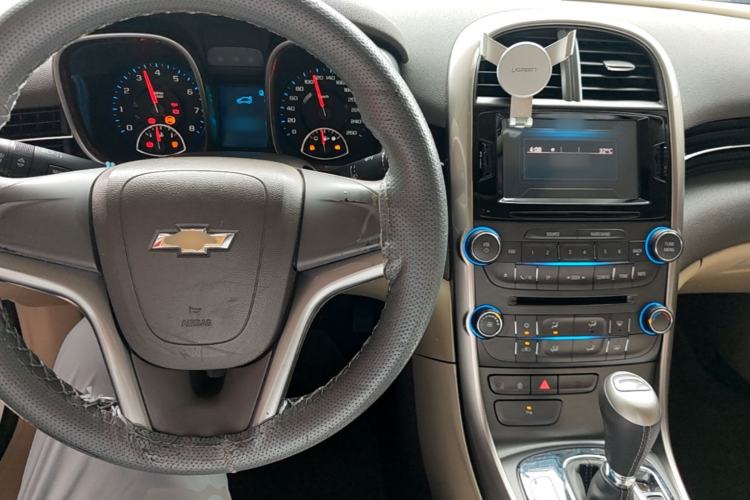 Used Chevrolet Malibu 2013 2.0L Automatic Comfort Edition Center Console