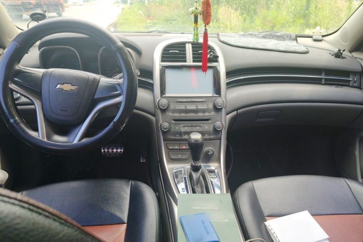Used Chevrolet Malibu 2013 2.0L Automatic Comfort Edition Center Console