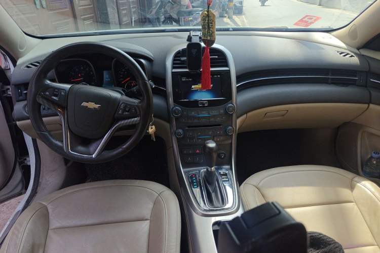 Used Chevrolet Malibu 2013 2.0L Automatic Luxury Edition Center Console