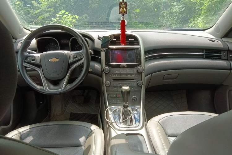 Used Chevrolet Malibu 2013 2.0L Automatic Luxury Edition Center Console