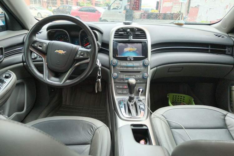 Used Chevrolet Malibu 2013 2.0L Automatic Luxury Edition Center Console