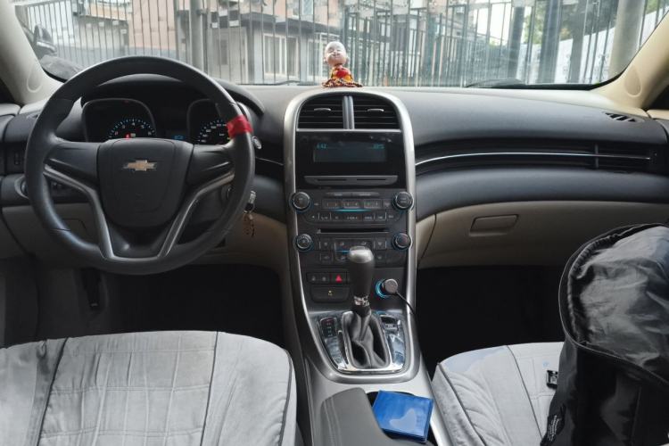 Used Chevrolet Malibu 2013 2.0L Automatic Comfort Edition Center Console