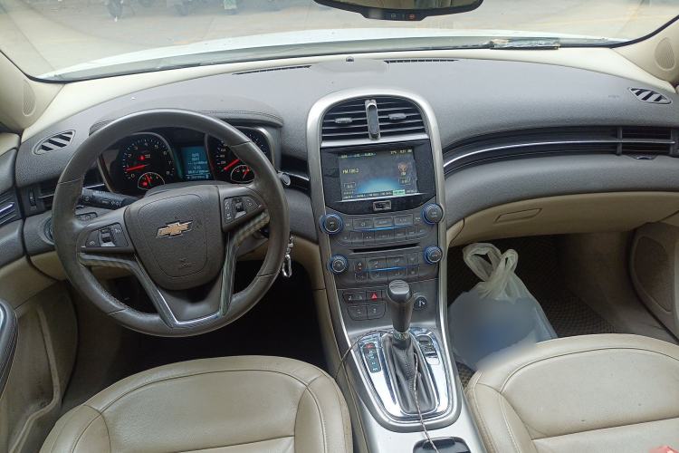 Used Chevrolet Malibu 2013 2.0L Automatic Luxury Edition Center Console