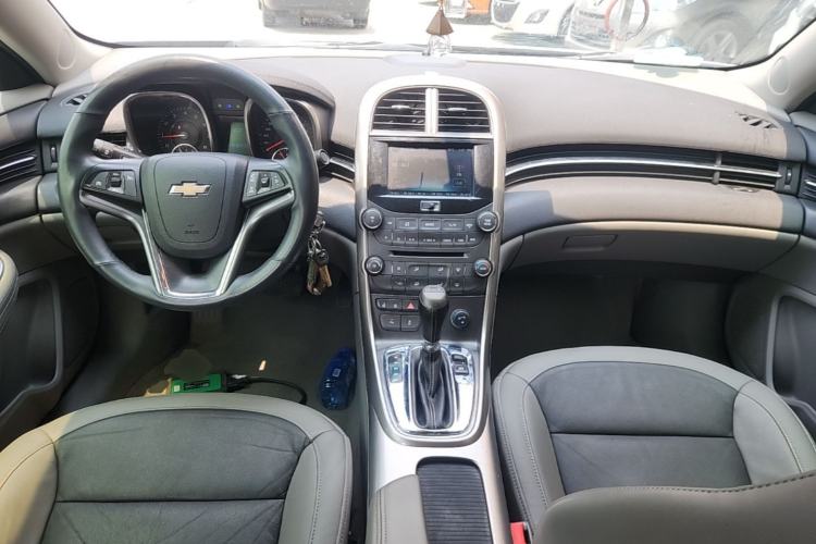Used Chevrolet Malibu 2013 2.0L Automatic Luxury Edition Center Console
